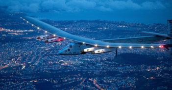 Solar Impulse arriva in Europa indicando la via per il futuro dei trasporti